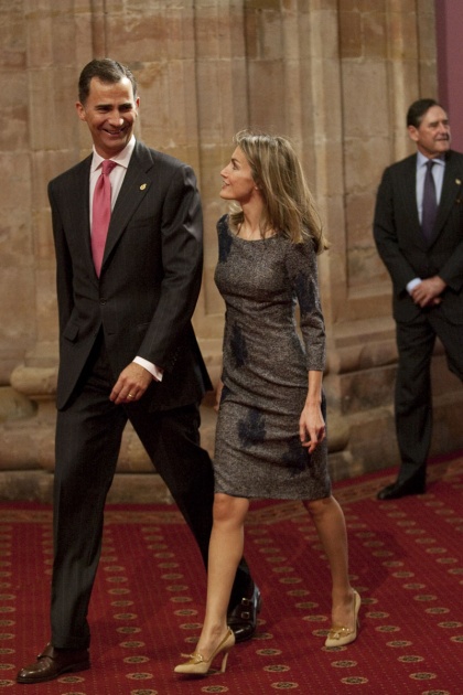 Don Felipe, acompaado de doa Letizia, ha entregado hoy a los distinguidos en las ocho categoras de los Premios Prncipe de Asturias 2011 las insignias acreditativas de estos galardones en una breve ceremonia celebrada en el hotel de la Reconquista de Oviedo, tras la llegada de la reina a la ciudad.