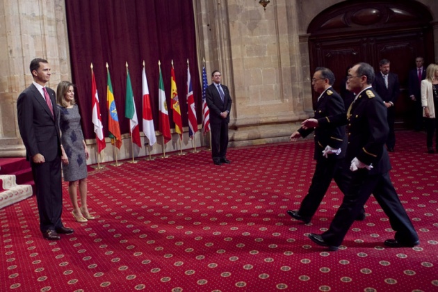 Don Felipe, acompaado de doa Letizia, ha entregado hoy a los distinguidos en las ocho categoras de los Premios Prncipe de Asturias 2011 las insignias acreditativas de estos galardones en una breve ceremonia celebrada en el hotel de la Reconquista de Oviedo, tras la llegada de la reina a la ciudad.