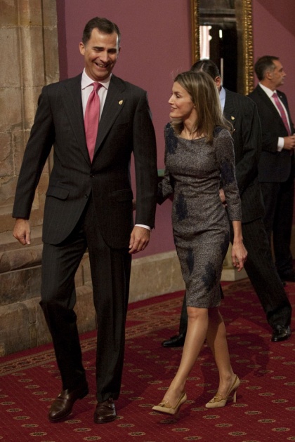 Don Felipe, acompaado de doa Letizia, ha entregado hoy a los distinguidos en las ocho categoras de los Premios Prncipe de Asturias 2011 las insignias acreditativas de estos galardones en una breve ceremonia celebrada en el hotel de la Reconquista de Oviedo, tras la llegada de la reina a la ciudad.