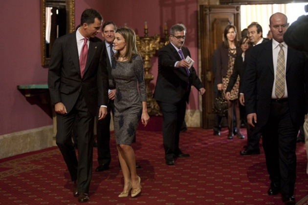 Don Felipe, acompaado de doa Letizia, ha entregado hoy a los distinguidos en las ocho categoras de los Premios Prncipe de Asturias 2011 las insignias acreditativas de estos galardones en una breve ceremonia celebrada en el hotel de la Reconquista de Oviedo, tras la llegada de la reina a la ciudad.