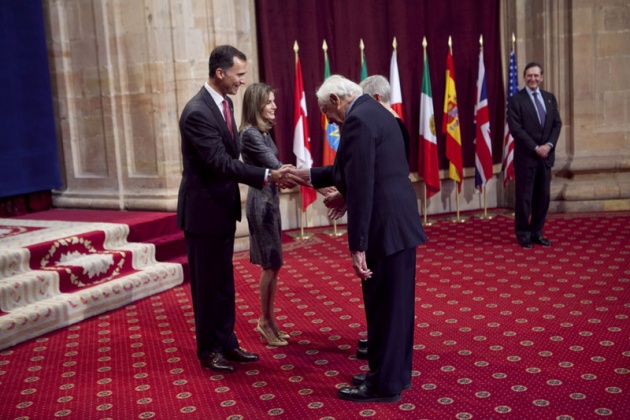 Don Felipe, acompaado de doa Letizia, ha entregado hoy a los distinguidos en las ocho categoras de los Premios Prncipe de Asturias 2011 las insignias acreditativas de estos galardones en una breve ceremonia celebrada en el hotel de la Reconquista de Oviedo, tras la llegada de la reina a la ciudad.