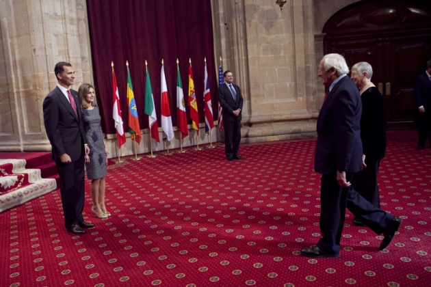 Don Felipe, acompaado de doa Letizia, ha entregado hoy a los distinguidos en las ocho categoras de los Premios Prncipe de Asturias 2011 las insignias acreditativas de estos galardones en una breve ceremonia celebrada en el hotel de la Reconquista de Oviedo, tras la llegada de la reina a la ciudad.