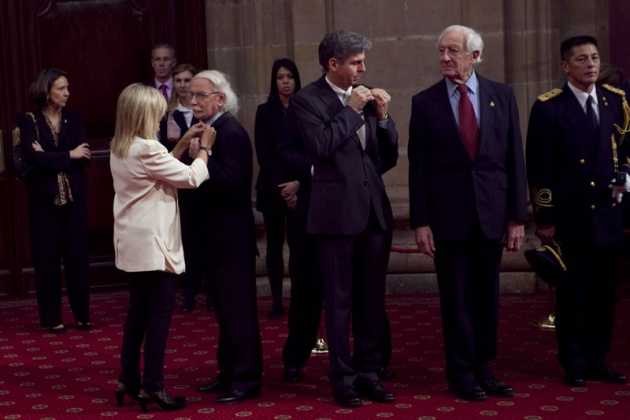 Don Felipe, acompaado de doa Letizia, ha entregado hoy a los distinguidos en las ocho categoras de los Premios Prncipe de Asturias 2011 las insignias acreditativas de estos galardones en una breve ceremonia celebrada en el hotel de la Reconquista de Oviedo, tras la llegada de la reina a la ciudad.