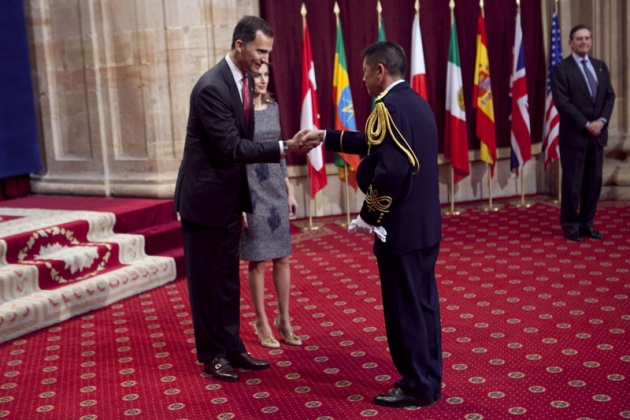 Don Felipe, acompaado de doa Letizia, ha entregado hoy a los distinguidos en las ocho categoras de los Premios Prncipe de Asturias 2011 las insignias acreditativas de estos galardones en una breve ceremonia celebrada en el hotel de la Reconquista de Oviedo, tras la llegada de la reina a la ciudad.