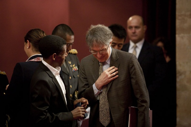 Don Felipe, acompaado de doa Letizia, ha entregado hoy a los distinguidos en las ocho categoras de los Premios Prncipe de Asturias 2011 las insignias acreditativas de estos galardones en una breve ceremonia celebrada en el hotel de la Reconquista de Oviedo, tras la llegada de la reina a la ciudad.