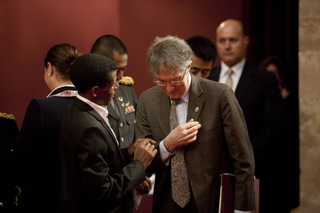 Don Felipe, acompaado de doa Letizia, ha entregado hoy a los distinguidos en las ocho categoras de los Premios Prncipe de Asturias 2011 las insignias acreditativas de estos galardones en una breve ceremonia celebrada en el hotel de la Reconquista de Oviedo, tras la llegada de la reina a la ciudad.