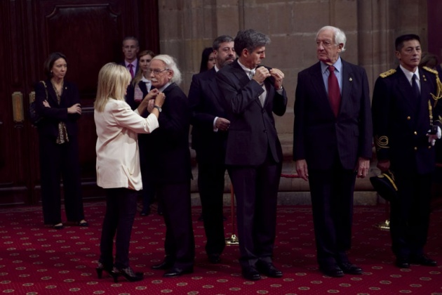 Don Felipe, acompaado de doa Letizia, ha entregado hoy a los distinguidos en las ocho categoras de los Premios Prncipe de Asturias 2011 las insignias acreditativas de estos galardones en una breve ceremonia celebrada en el hotel de la Reconquista de Oviedo, tras la llegada de la reina a la ciudad.