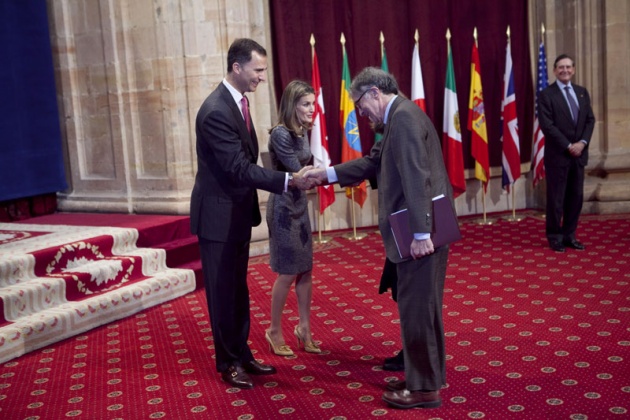 Don Felipe, acompaado de doa Letizia, ha entregado hoy a los distinguidos en las ocho categoras de los Premios Prncipe de Asturias 2011 las insignias acreditativas de estos galardones en una breve ceremonia celebrada en el hotel de la Reconquista de Oviedo, tras la llegada de la reina a la ciudad.