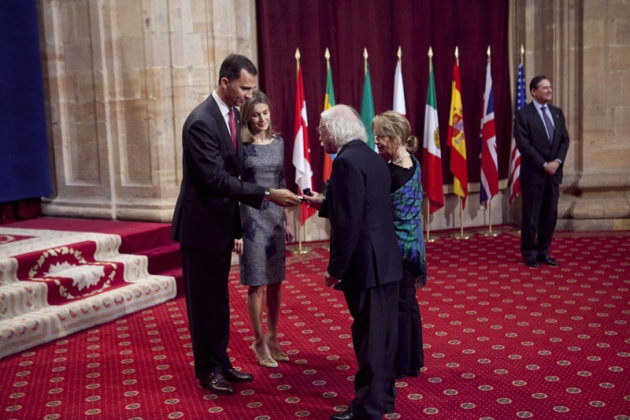 Don Felipe, acompaado de doa Letizia, ha entregado hoy a los distinguidos en las ocho categoras de los Premios Prncipe de Asturias 2011 las insignias acreditativas de estos galardones en una breve ceremonia celebrada en el hotel de la Reconquista de Oviedo, tras la llegada de la reina a la ciudad.