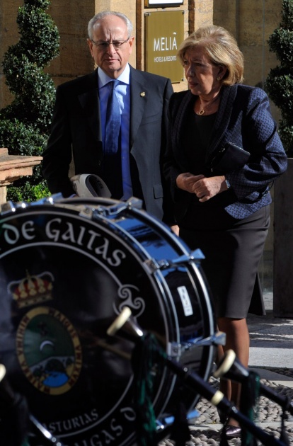 Doa Sofa ha llegado al hotel de la Reconquista minutos antes de que comenzase la audiencia de los Prncipes con los premiados y, como todos los aos, ha sido acogida con cario por los ovetenses que siguen el desarrollo de la jornada de los Premios en las calles de su ciudad. Por otra parte, el centro neurlgico de los actos de estos premios, el hotel de la Reconquista, ha sido, un ao ms, un hervidero de personalidades de la sociedad asturiana y espaola.