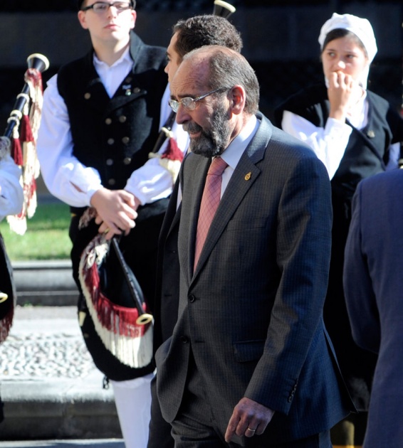 Doa Sofa ha llegado al hotel de la Reconquista minutos antes de que comenzase la audiencia de los Prncipes con los premiados y, como todos los aos, ha sido acogida con cario por los ovetenses que siguen el desarrollo de la jornada de los Premios en las calles de su ciudad. Por otra parte, el centro neurlgico de los actos de estos premios, el hotel de la Reconquista, ha sido, un ao ms, un hervidero de personalidades de la sociedad asturiana y espaola.