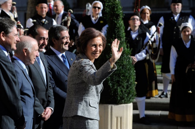 Doa Sofa ha llegado al hotel de la Reconquista minutos antes de que comenzase la audiencia de los Prncipes con los premiados y, como todos los aos, ha sido acogida con cario por los ovetenses que siguen el desarrollo de la jornada de los Premios en las calles de su ciudad. Por otra parte, el centro neurlgico de los actos de estos premios, el hotel de la Reconquista, ha sido, un ao ms, un hervidero de personalidades de la sociedad asturiana y espaola.