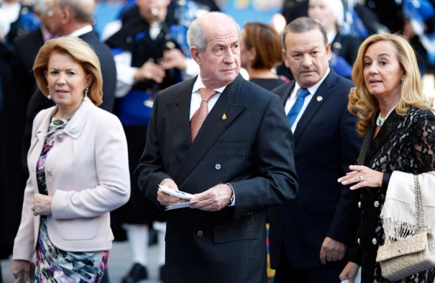 La alfombra azul se llena un a�o m�s de glamour antes de la ceremonia de entrega de los Premios Pr�ncipe de Asturias 2011.