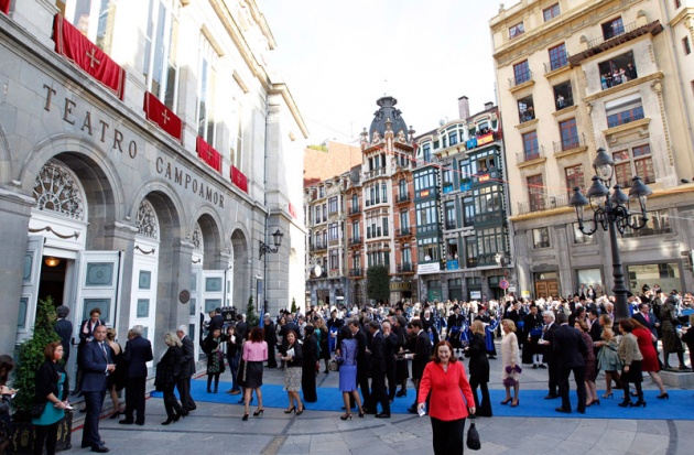 La alfombra azul se llena un ao ms de glamour antes de la ceremonia de entrega de los Premios Prncipe de Asturias 2011.