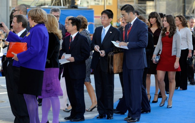 La alfombra azul se llena un ao ms de glamour antes de la ceremonia de entrega de los Premios Prncipe de Asturias 2011.