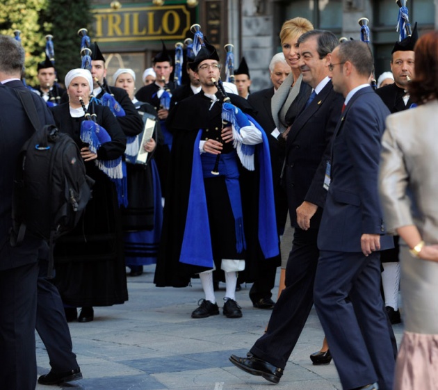 La alfombra azul se llena un ao ms de glamour antes de la ceremonia de entrega de los Premios Prncipe de Asturias 2011.