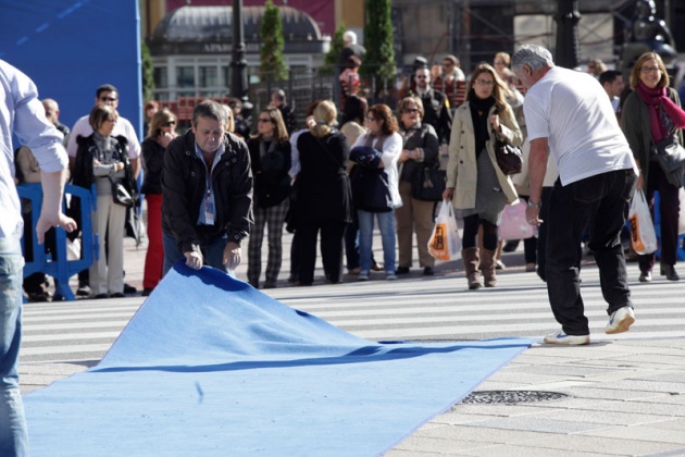 Los asturianos apostados frente al Campoamor se volcaron con los premiados y las diferentes personalidades que acudieron a la ceremonia de entrega.