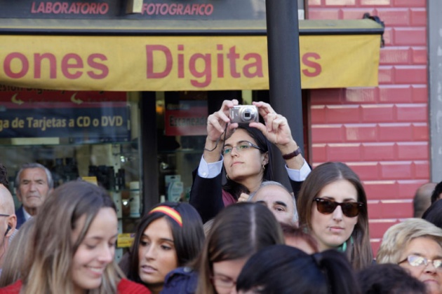 Los asturianos apostados frente al Campoamor se volcaron con los premiados y las diferentes personalidades que acudieron a la ceremonia de entrega.