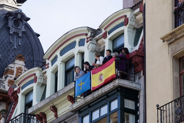 Los asturianos apostados frente al Campoamor se volcaron con los premiados y las diferentes personalidades que acudieron a la ceremonia de entrega.