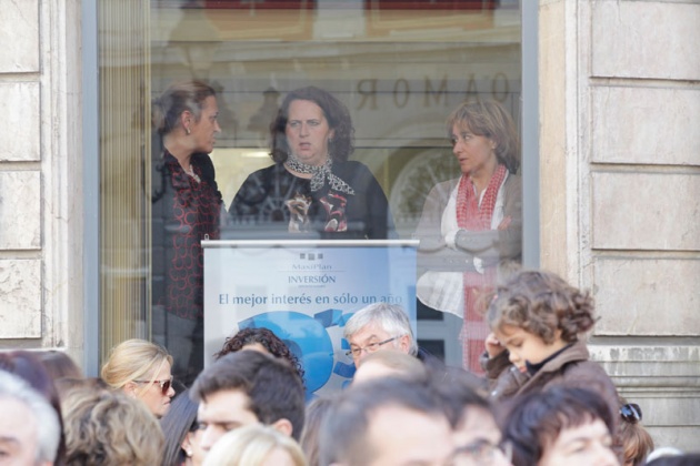 Los asturianos apostados frente al Campoamor se volcaron con los premiados y las diferentes personalidades que acudieron a la ceremonia de entrega.