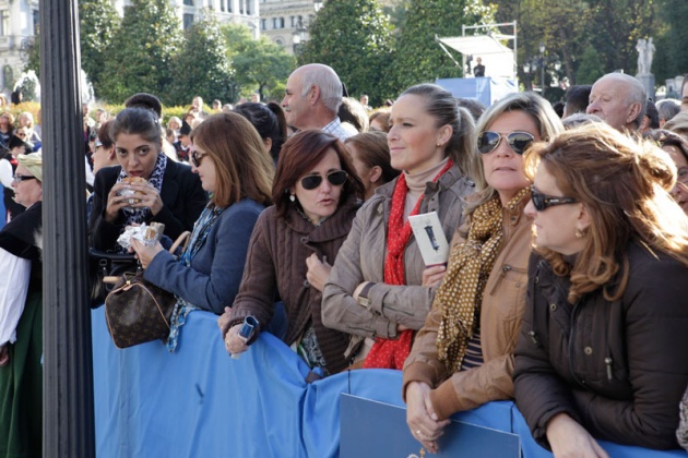 Los asturianos apostados frente al Campoamor se volcaron con los premiados y las diferentes personalidades que acudieron a la ceremonia de entrega.