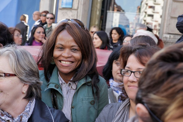 Los asturianos apostados frente al Campoamor se volcaron con los premiados y las diferentes personalidades que acudieron a la ceremonia de entrega.