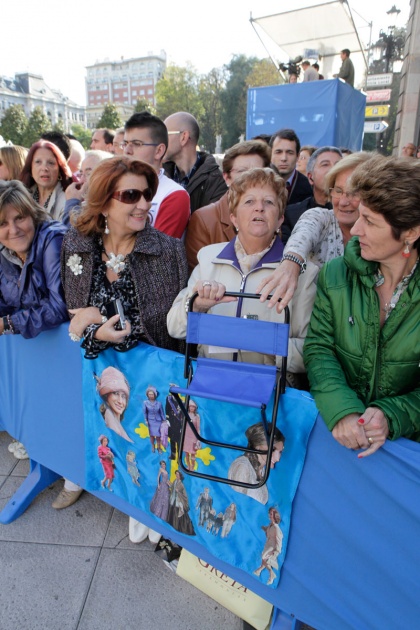 Los asturianos apostados frente al Campoamor se volcaron con los premiados y las diferentes personalidades que acudieron a la ceremonia de entrega.