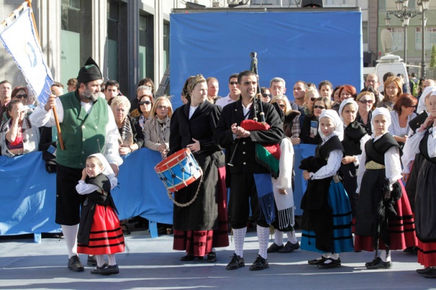 Los asturianos apostados frente al Campoamor se volcaron con los premiados y las diferentes personalidades que acudieron a la ceremonia de entrega.