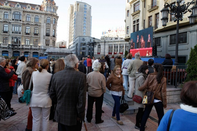 Los asturianos apostados frente al Campoamor se volcaron con los premiados y las diferentes personalidades que acudieron a la ceremonia de entrega.