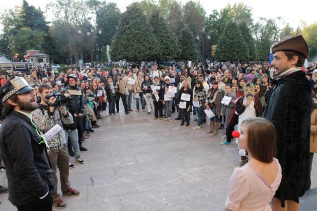 Los asturianos apostados frente al Campoamor se volcaron con los premiados y las diferentes personalidades que acudieron a la ceremonia de entrega.