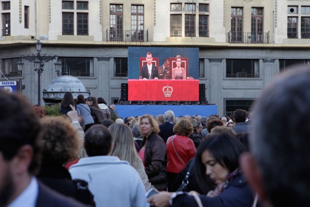 Los asturianos apostados frente al Campoamor se volcaron con los premiados y las diferentes personalidades que acudieron a la ceremonia de entrega.