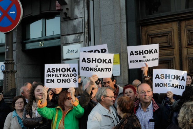 Los asturianos apostados frente al Campoamor se volcaron con los premiados y las diferentes personalidades que acudieron a la ceremonia de entrega.