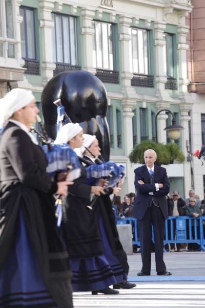 Los asturianos apostados frente al Campoamor se volcaron con los premiados y las diferentes personalidades que acudieron a la ceremonia de entrega.