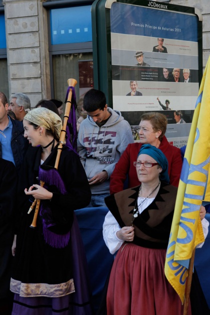 Los asturianos apostados frente al Campoamor se volcaron con los premiados y las diferentes personalidades que acudieron a la ceremonia de entrega.