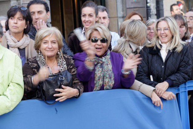 Los asturianos apostados frente al Campoamor se volcaron con los premiados y las diferentes personalidades que acudieron a la ceremonia de entrega.