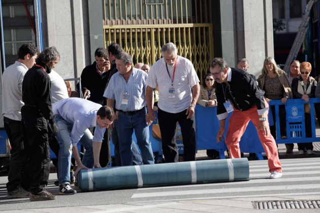 Los asturianos apostados frente al Campoamor se volcaron con los premiados y las diferentes personalidades que acudieron a la ceremonia de entrega.