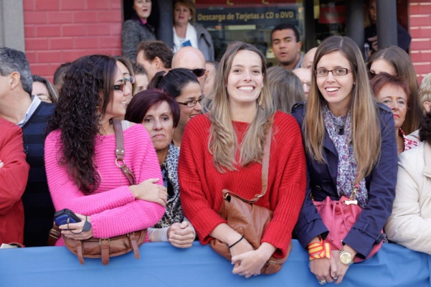 Los asturianos apostados frente al Campoamor se volcaron con los premiados y las diferentes personalidades que acudieron a la ceremonia de entrega.