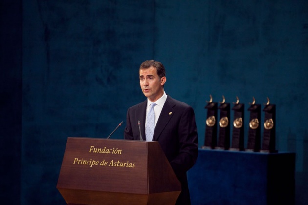 "En esta hora en la que la libertad y la razn se abren camino sobre la barbarie, quiero volver la mirada, querra que todos unidos volvisemos la mirada, con inmenso cario y respeto hacia las vctimas, hacia su dolor, y rendir el homenaje ms emocionado a su memoria, a su dignidad", seal Don Felipe.