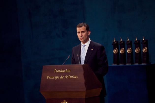 "En esta hora en la que la libertad y la razn se abren camino sobre la barbarie, quiero volver la mirada, querra que todos unidos volvisemos la mirada, con inmenso cario y respeto hacia las vctimas, hacia su dolor, y rendir el homenaje ms emocionado a su memoria, a su dignidad", seal Don Felipe.