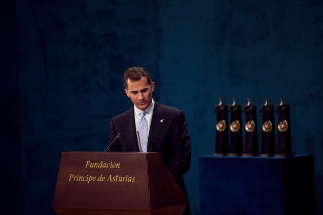 "En esta hora en la que la libertad y la razn se abren camino sobre la barbarie, quiero volver la mirada, querra que todos unidos volvisemos la mirada, con inmenso cario y respeto hacia las vctimas, hacia su dolor, y rendir el homenaje ms emocionado a su memoria, a su dignidad", seal Don Felipe.