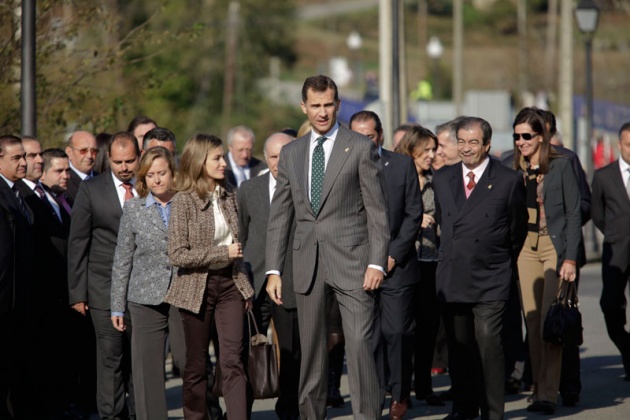 Los vecinos de San Tirso de Abres, el municipio ms occidental de Asturias, se volcaron durante la maana del sbado ante la visita de los Prncipes de Asturias, don Felipe y doa Letizia para entregar en la localidad el galardn "Pueblo ejemplar".