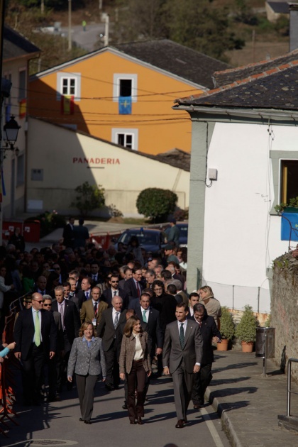 Los vecinos de San Tirso de Abres, el municipio ms occidental de Asturias, se volcaron durante la maana del sbado ante la visita de los Prncipes de Asturias, don Felipe y doa Letizia para entregar en la localidad el galardn "Pueblo ejemplar".