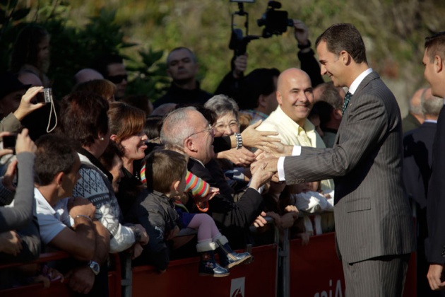 Los vecinos de San Tirso de Abres, el municipio ms occidental de Asturias, se volcaron durante la maana del sbado ante la visita de los Prncipes de Asturias, don Felipe y doa Letizia para entregar en la localidad el galardn "Pueblo ejemplar".