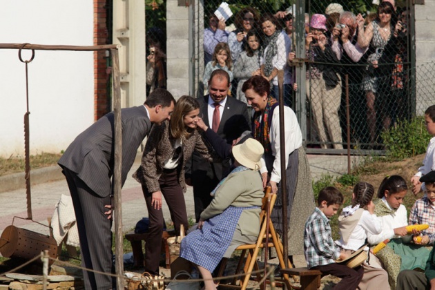 Los vecinos de San Tirso de Abres, el municipio ms occidental de Asturias, se volcaron durante la maana del sbado ante la visita de los Prncipes de Asturias, don Felipe y doa Letizia para entregar en la localidad el galardn "Pueblo ejemplar".