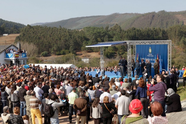 Los vecinos de San Tirso de Abres, el municipio ms occidental de Asturias, se volcaron durante la maana del sbado ante la visita de los Prncipes de Asturias, don Felipe y doa Letizia para entregar en la localidad el galardn "Pueblo ejemplar".