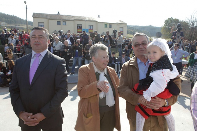 Los vecinos de San Tirso de Abres, el municipio ms occidental de Asturias, se volcaron durante la maana del sbado ante la visita de los Prncipes de Asturias, don Felipe y doa Letizia para entregar en la localidad el galardn "Pueblo ejemplar".