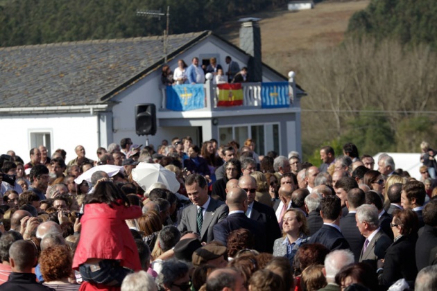 Los vecinos de San Tirso de Abres, el municipio ms occidental de Asturias, se volcaron durante la maana del sbado ante la visita de los Prncipes de Asturias, don Felipe y doa Letizia para entregar en la localidad el galardn "Pueblo ejemplar".