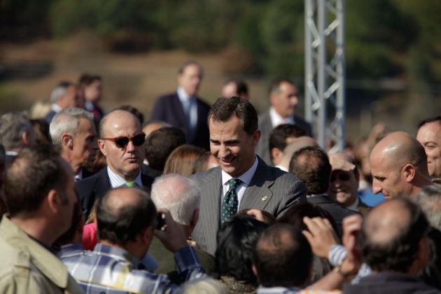 Los vecinos de San Tirso de Abres, el municipio ms occidental de Asturias, se volcaron durante la maana del sbado ante la visita de los Prncipes de Asturias, don Felipe y doa Letizia para entregar en la localidad el galardn "Pueblo ejemplar".