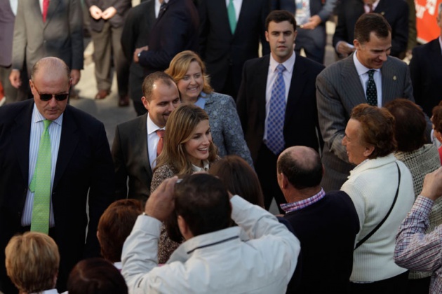 Los vecinos de San Tirso de Abres, el municipio ms occidental de Asturias, se volcaron durante la maana del sbado ante la visita de los Prncipes de Asturias, don Felipe y doa Letizia para entregar en la localidad el galardn "Pueblo ejemplar".