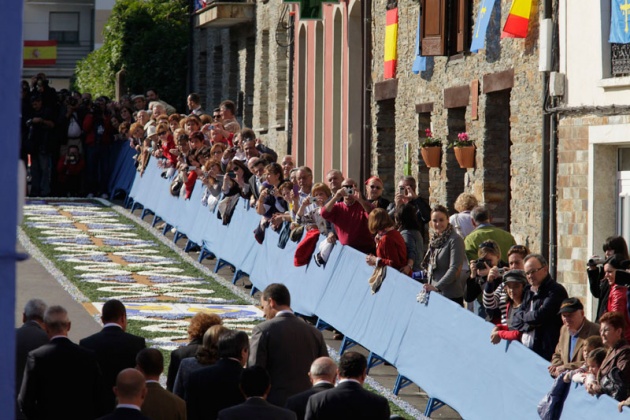 Los vecinos de San Tirso de Abres, el municipio ms occidental de Asturias, se volcaron durante la maana del sbado ante la visita de los Prncipes de Asturias, don Felipe y doa Letizia para entregar en la localidad el galardn "Pueblo ejemplar".